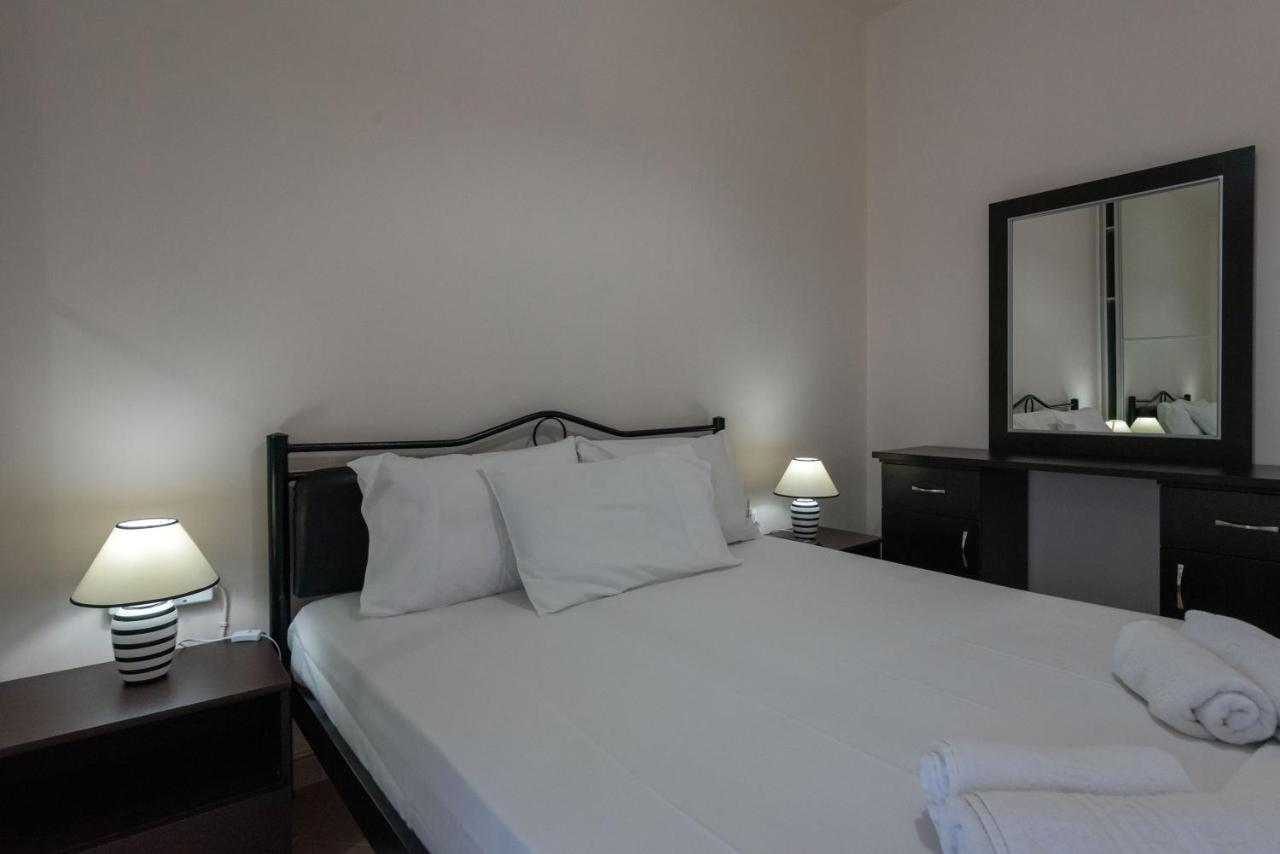 Grand Suites With Private Pools Kalamata Exterior photo